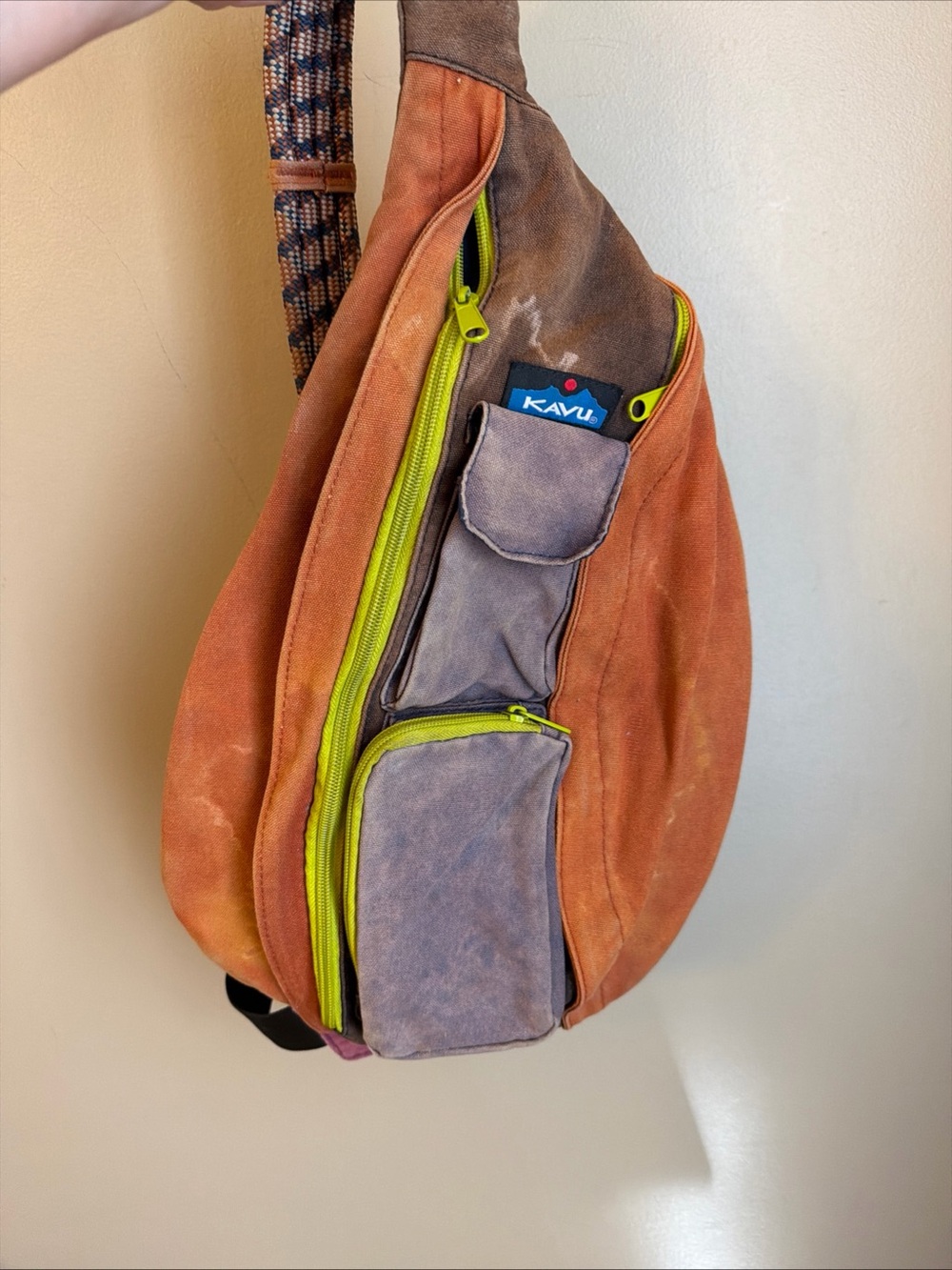 KAVU Colorblock Crossbody Sling Bag Distressed 

No holes
See all pics